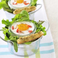 Œufs cocotte aux tomates confites et caviar d'olives vertes