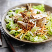 Salade au poulet, raisins blancs et noix