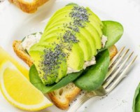 Toast énergie en carpaccio d’avocat sur lit de feta