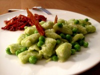 Gnocchi aux petits pois, pancetta, tomates séchées