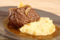 Pavé de boeuf sauce moutarde, pain d'épice et purée de céleri 