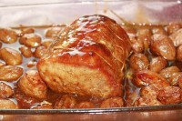 Roti de porc à l'ail et pommes de terre 