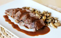 Rôti de biche aux airelles et champignons sauvages