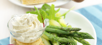 Crème chantilly de parmesan poivrée et asperges vapeur