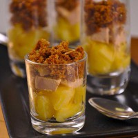 Verrines de pommes et foie gras en crumble de pain d'épices