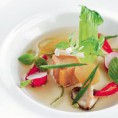 Bouillon de canard et foie gras combava au basilic thaï